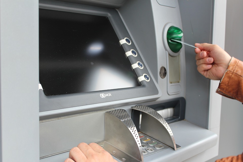 Cara mengambil uang di ATM pakai smartphone, tanpa kartu