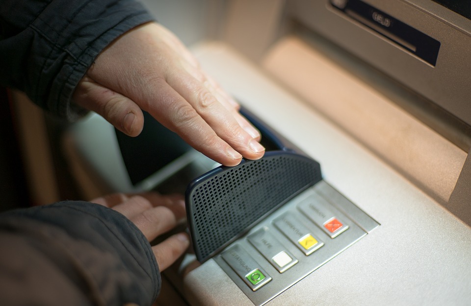 Cara mengambil uang di ATM pakai smartphone, tanpa kartu