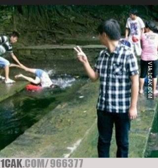 10 Kelakuan orang numpang eksis ini bikin geregetan