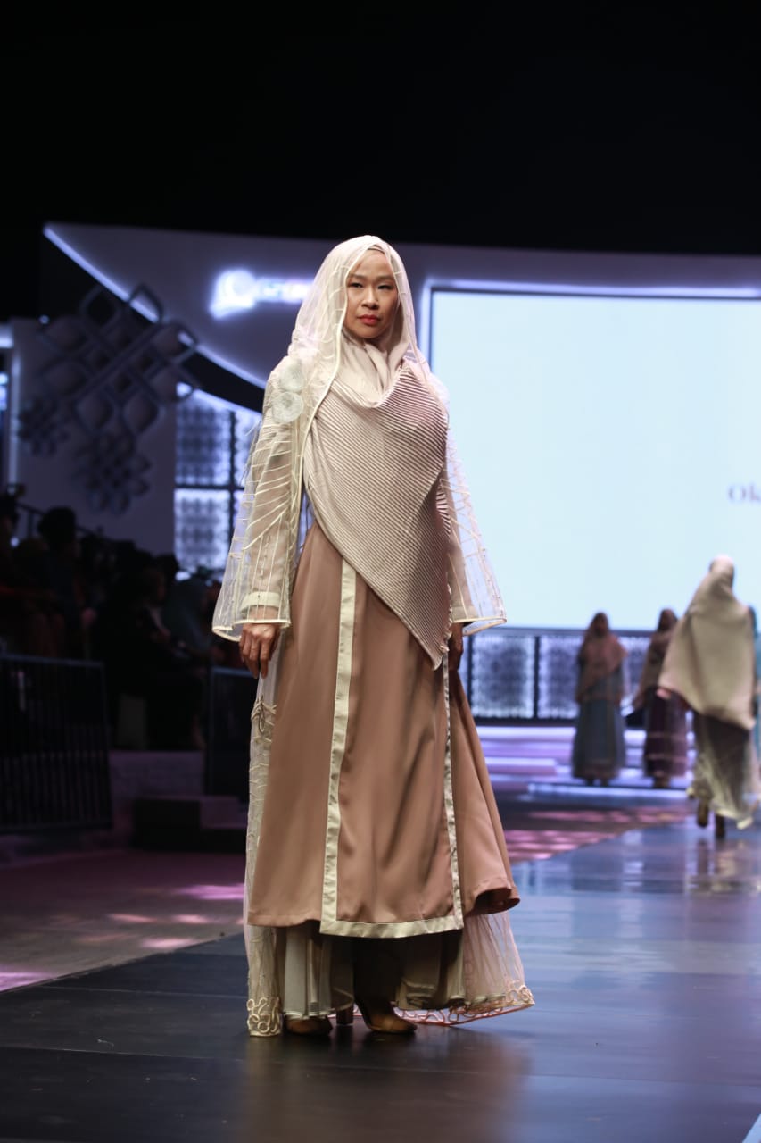 Oki Setiana Dewi x Irna Mutiara hadirkan busana muslim elegan