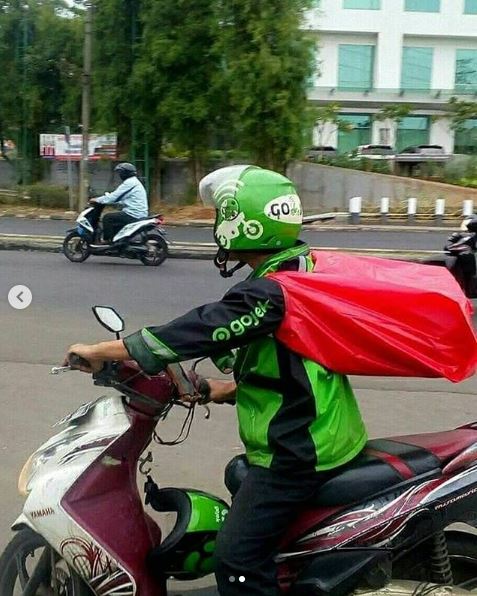 10 Cara nyeleneh driver ojek online jagain barang bawaan, kocak