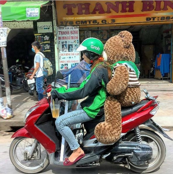 10 Cara nyeleneh driver ojek online jagain barang bawaan, kocak