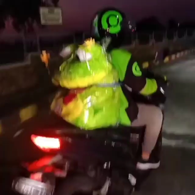 10 Cara nyeleneh driver ojek online jagain barang bawaan, kocak