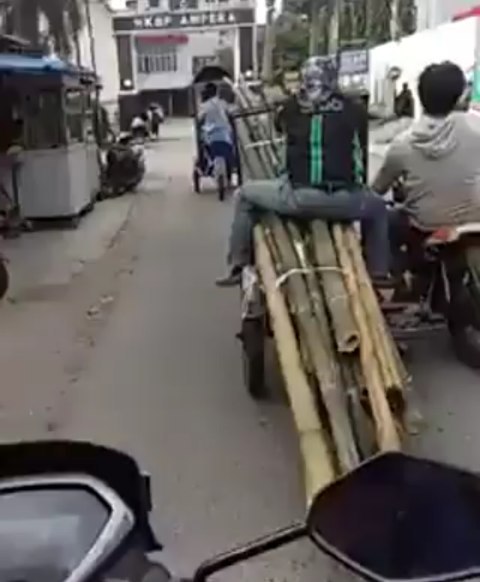 10 Cara nyeleneh driver ojek online jagain barang bawaan, kocak