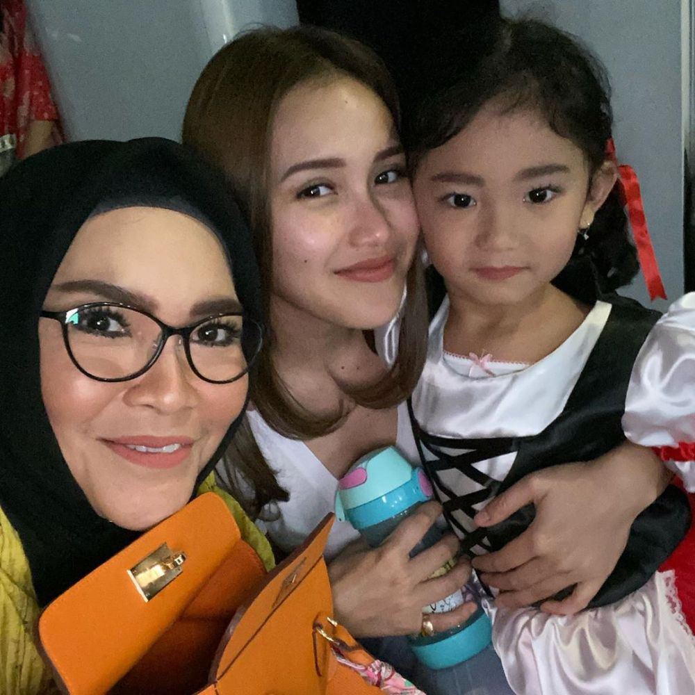 7 Gaya Ayu Ting Ting antar anak ke sekolah, curi perhatian