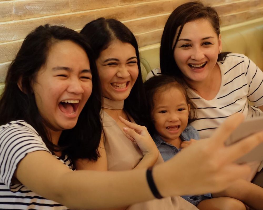 7 Potret Mona Ratuliu bareng Kesha, kerap disebut anak kandung