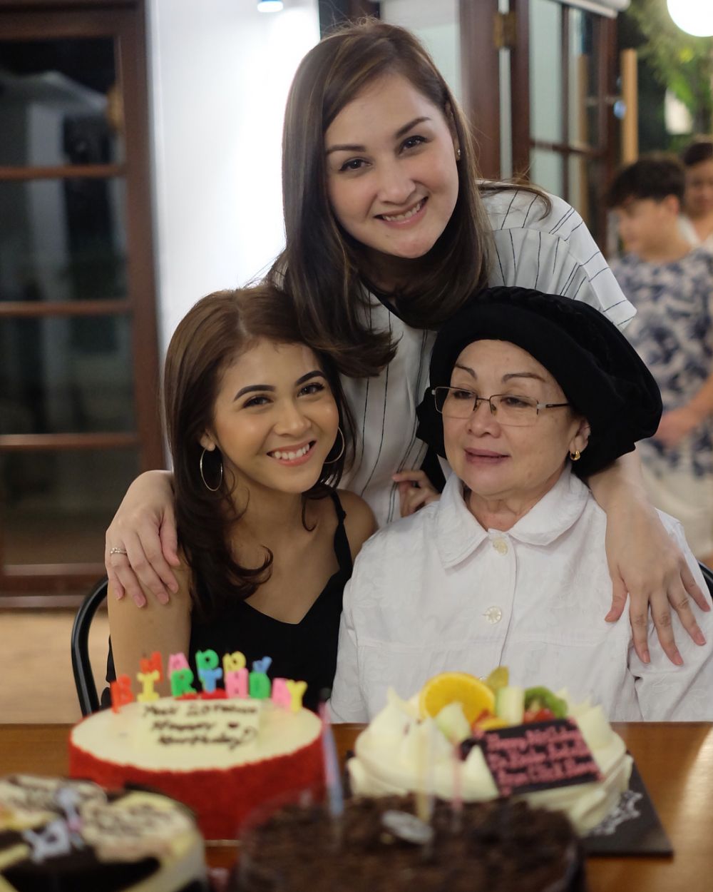 7 Potret Mona Ratuliu bareng Kesha, kerap disebut anak kandung