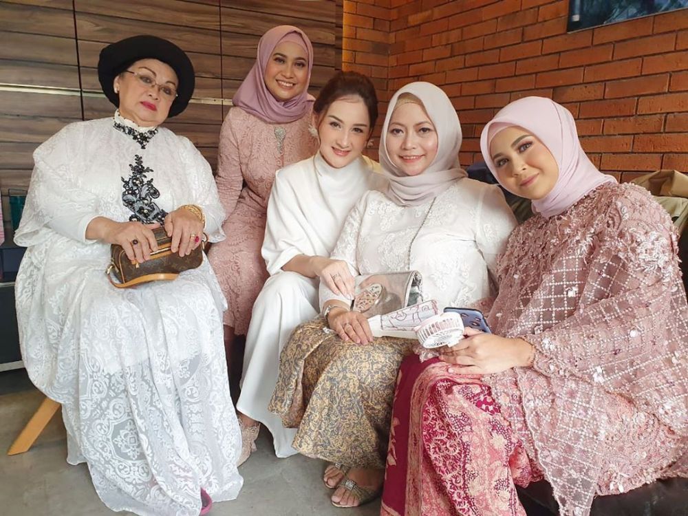 7 Potret Mona Ratuliu bareng Kesha, kerap disebut anak kandung