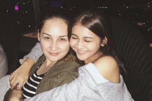 7 Potret Mona Ratuliu bareng Kesha, kerap disebut anak kandung