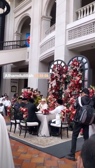 7 Momen pernikahan Dian Pelangi dan Sandy Nasution