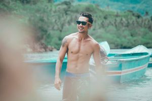 9 Seleb ganteng Tanah Air ini hobi surfing