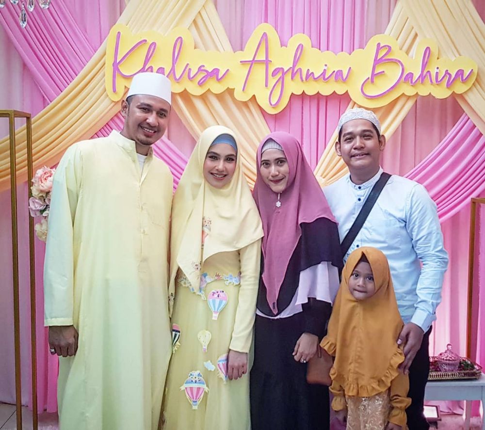 8 Momen akikah anak pertama Kartika Putri, serba kuning