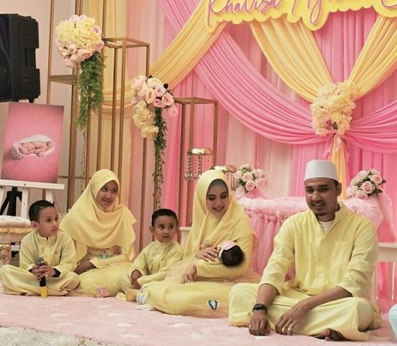 8 Momen akikah anak pertama Kartika Putri, serba kuning