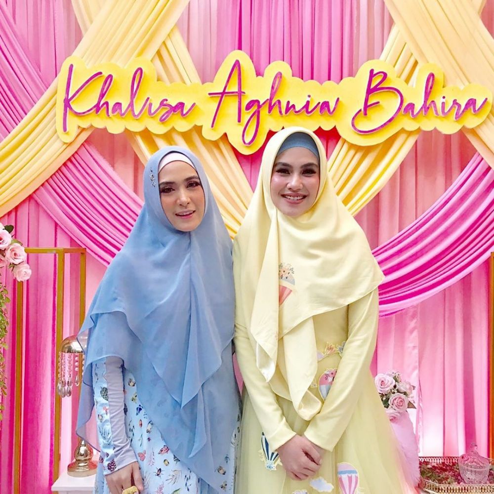 8 Momen akikah anak pertama Kartika Putri, serba kuning