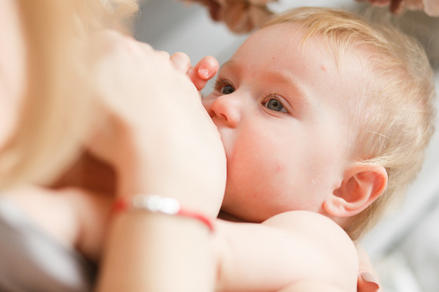 5 Penyebab sariawan pada bayi dan cara mengatasinya