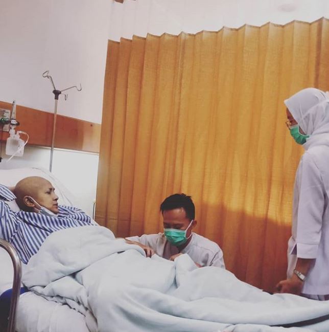 Ria Irawan dilarikan ke IGD, sang bunda juga jatuh sakit