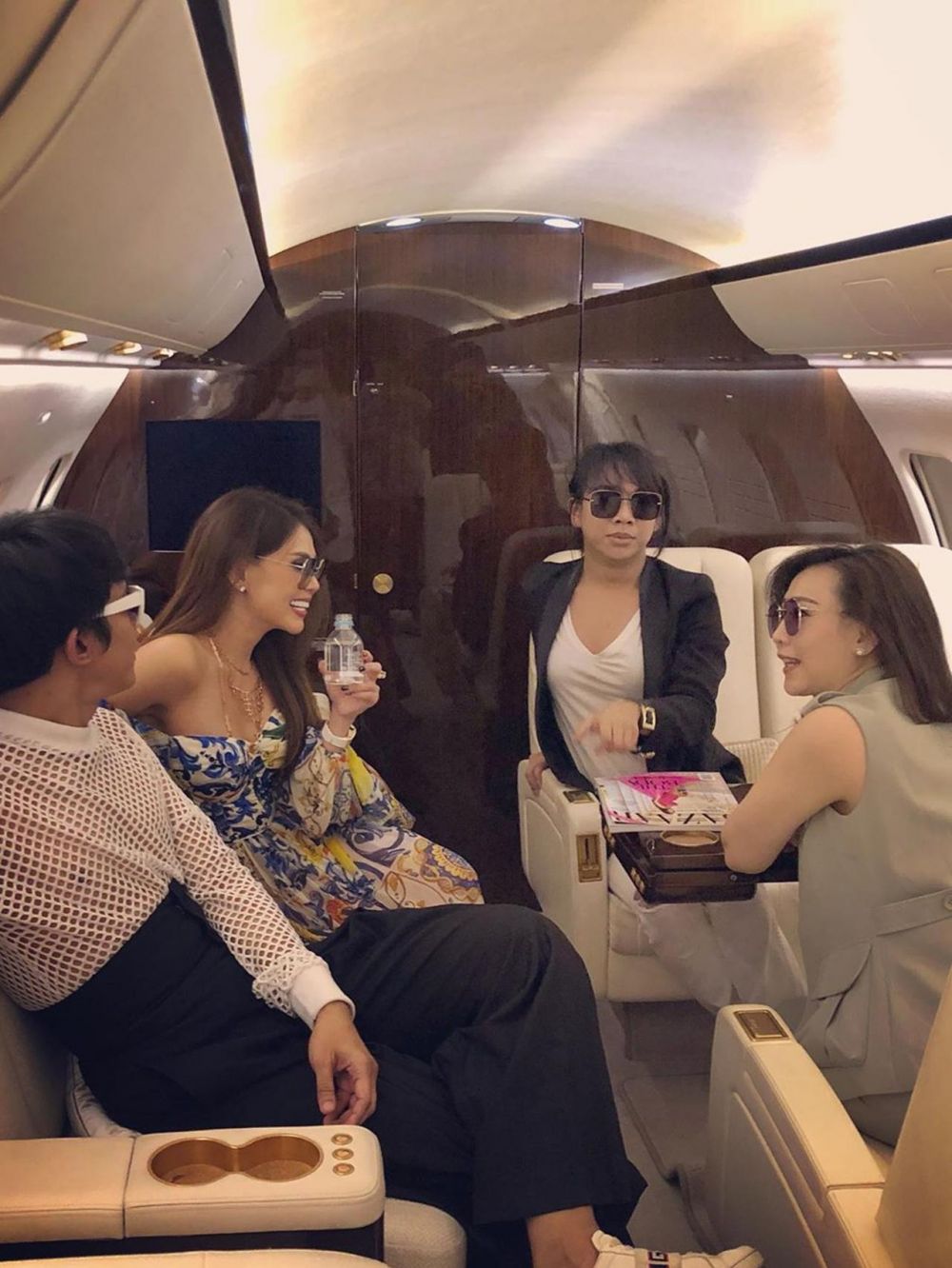 Naik jet pribadi, 6 gaya mewah Aming ini curi perhatian