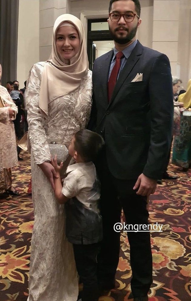 Gaya 13 seleb di resepsi Dian Pelangi ini elegan banget