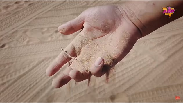 7 Potret Ammar Zoni liburan di padang pasir, tanpa Irish Bella