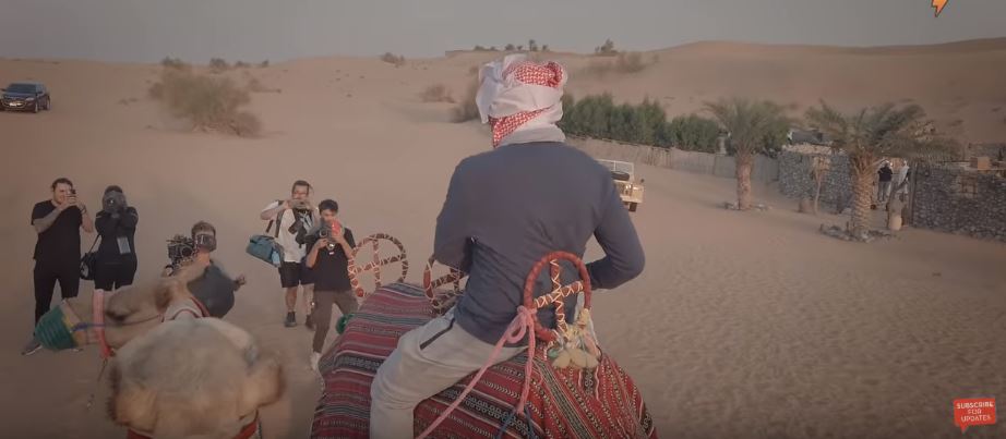 7 Potret Ammar Zoni liburan di padang pasir, tanpa Irish Bella