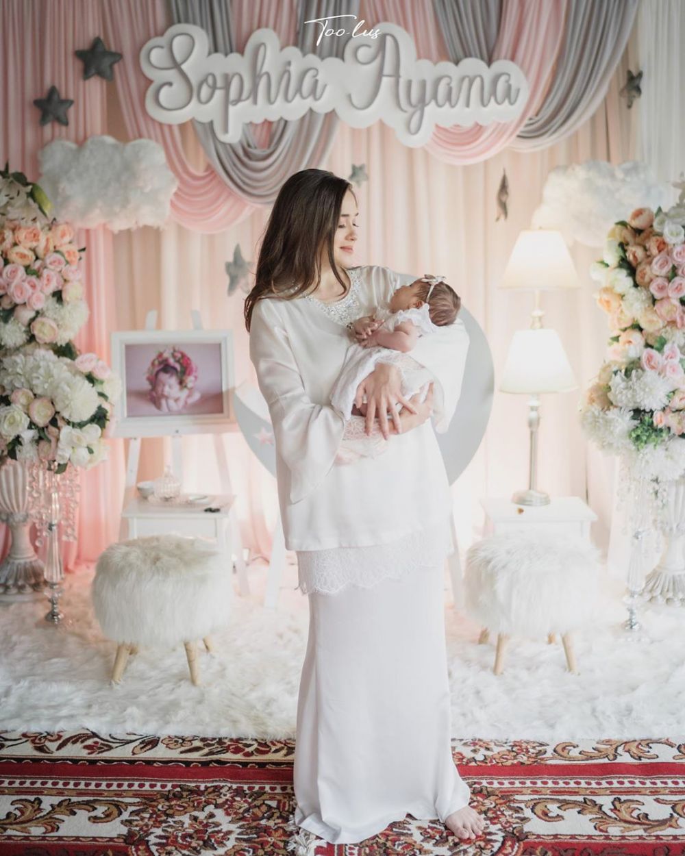 4 Potret akikah anak kedua Yasmine Wildblood, serba putih