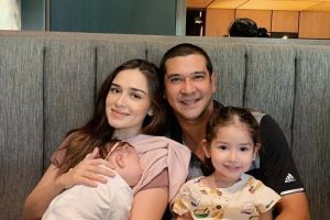 4 Potret akikah anak kedua Yasmine Wildblood, serba putih