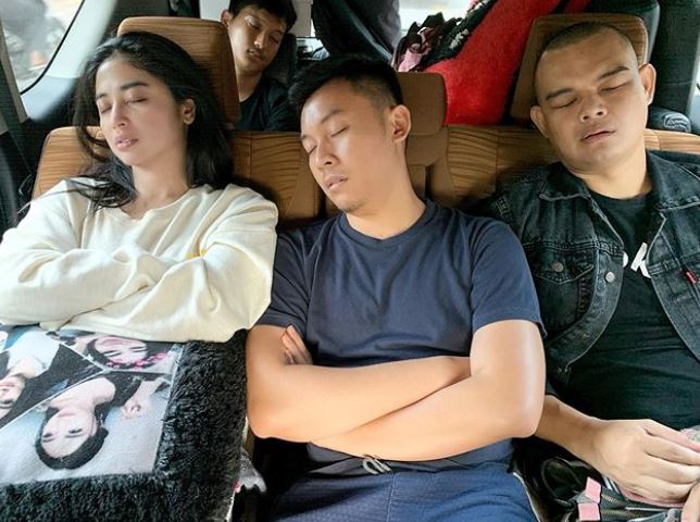 Dewi Perssik balas kejahilan suami di media sosial, bikin ngakak