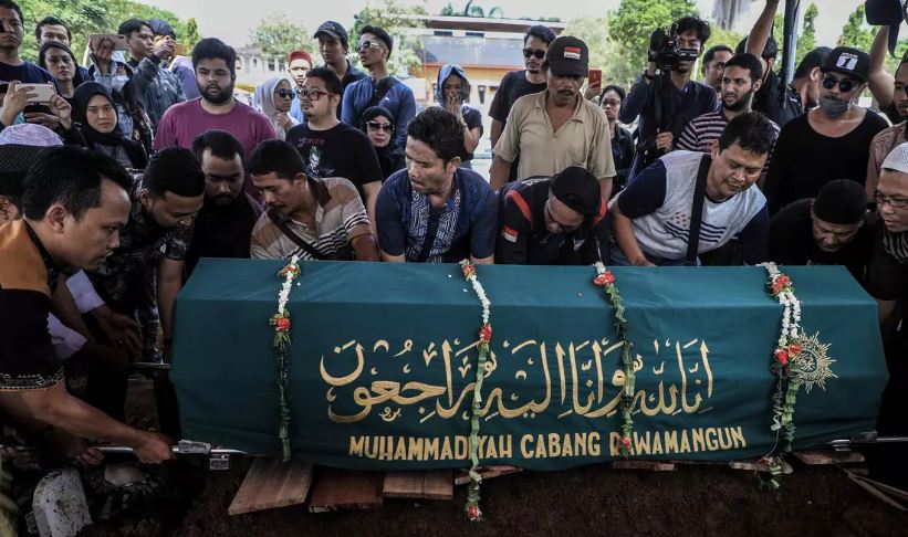 9 Potret prosesi pemakaman jenazah Cecep Reza, berlinang air mata