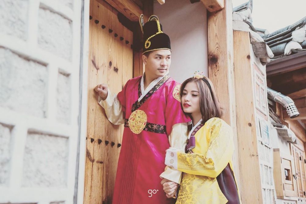 12 Potret pasangan artis kenakan hanbok, serasi banget
