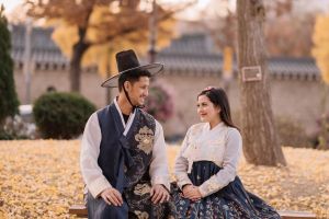 12 Potret pasangan artis kenakan hanbok, serasi banget