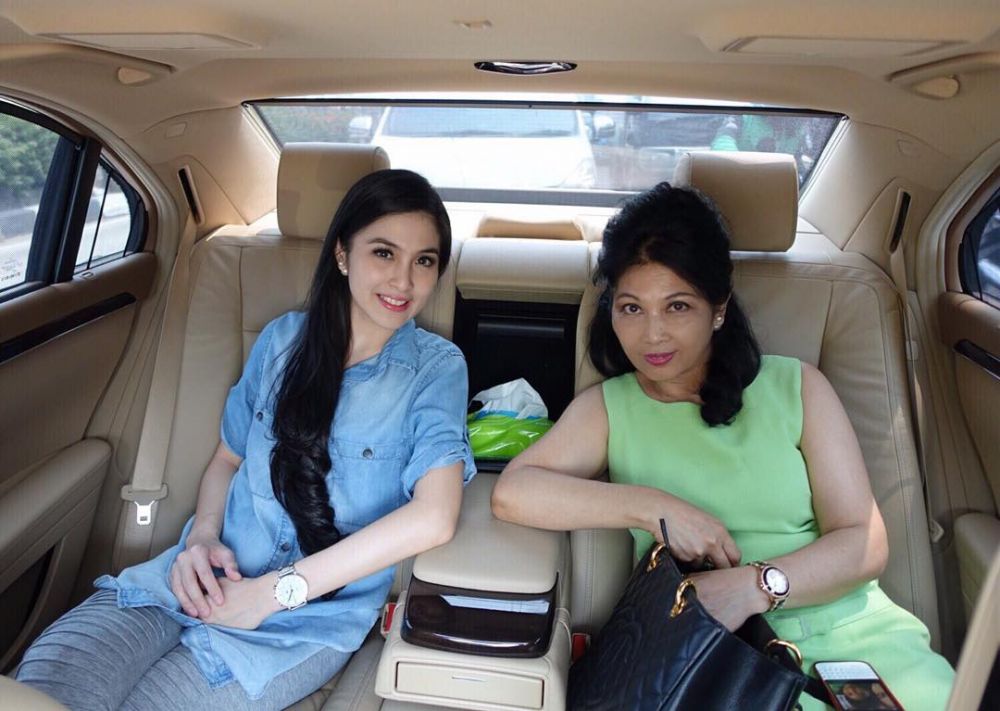 Jarang tersorot, ini 8 momen Sandra Dewi dan ibunya