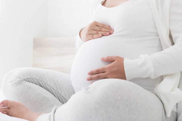 Penyebab kaki bengkak saat hamil  dan cara mengatasinya
