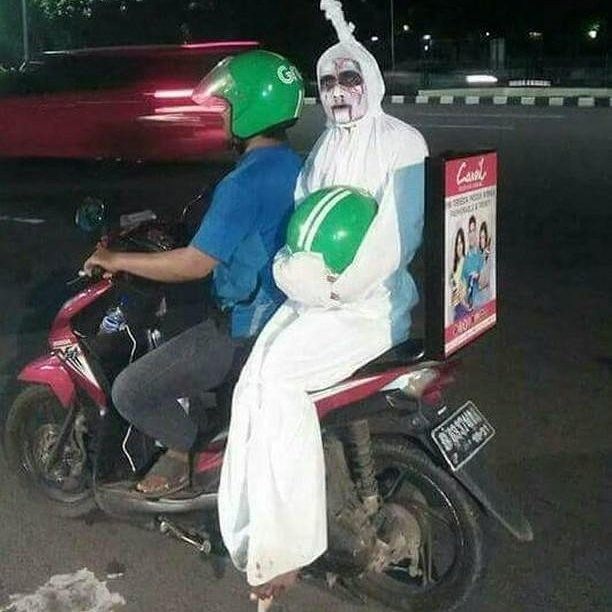 8 Gaya busana penumpang ojek online ini absurd, bikin heran