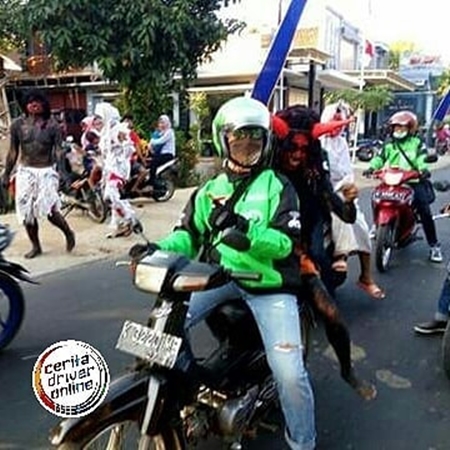 8 Gaya busana penumpang ojek online ini absurd, bikin heran