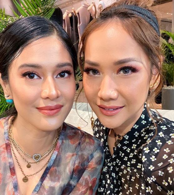  Bunga Citra Lestari foto bareng Dian Sastro, posenya mirip