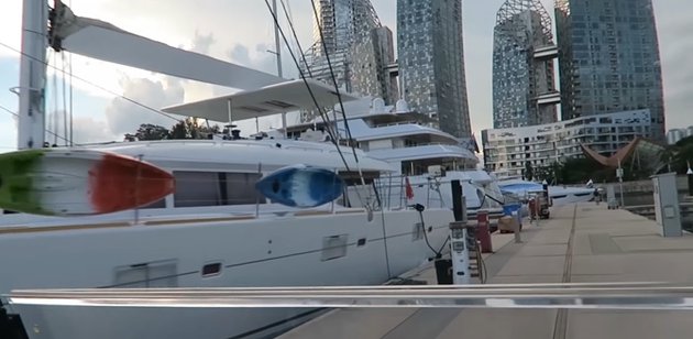 7 Momen haru Shakira jalan-jalan usai setahun berjuang lawan leukemia