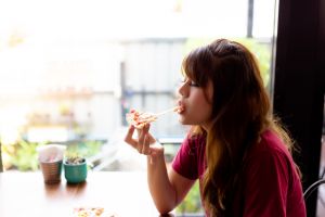 Perut nggak lapar tapi ingin makan melulu? Ini 4 penyebabnya