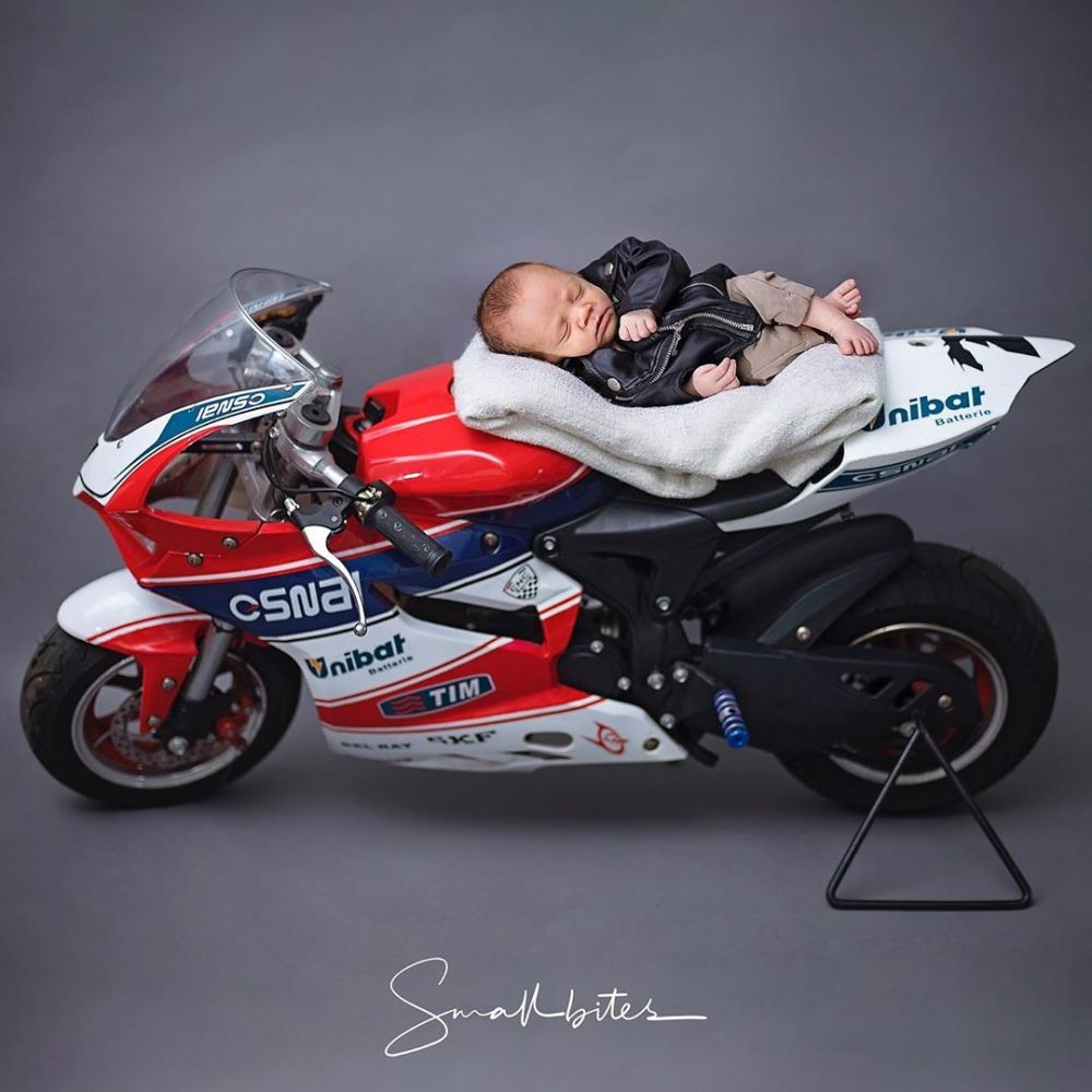 5 Potret newborn putra kedua Stefan William, jadi anak motor