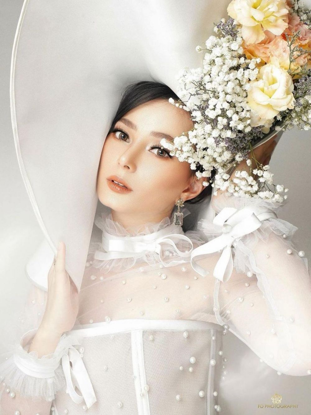 8 Gaya pemotretan Asmirandah, anggun bak putri raja