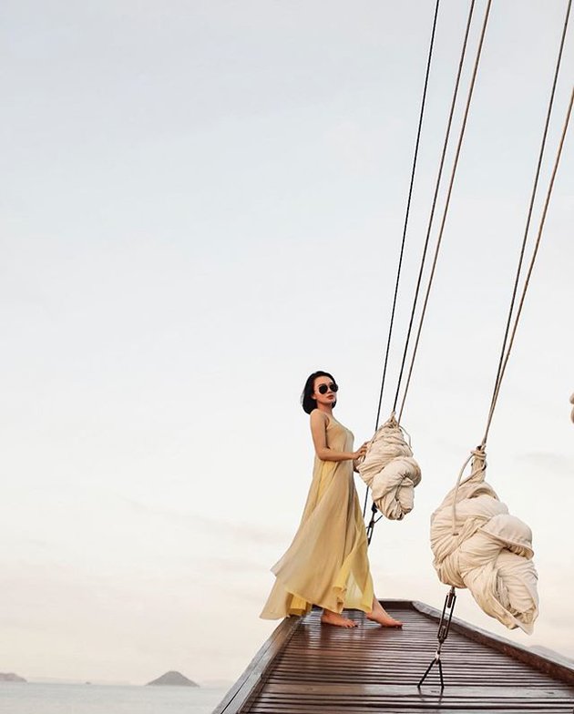 10 Potret Wika Salim liburan ke Labuan Bajo, gayanya jadi sorotan