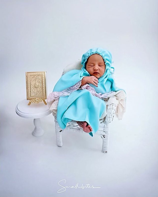 8 Pemotretan newborn baby Khalisa, ada yang pakai mukena