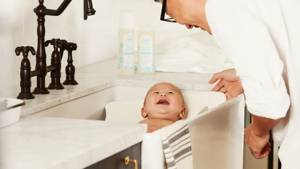 5 Cara menghilangkan ketombe pada bayi dan penyebabnya