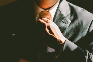 14 Cara memakai dasi segitiga yang benar, mudah dan elegan