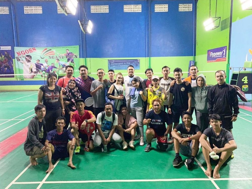 10 Momen kedekatan Ayu Ting Ting bareng tetangga, kompak