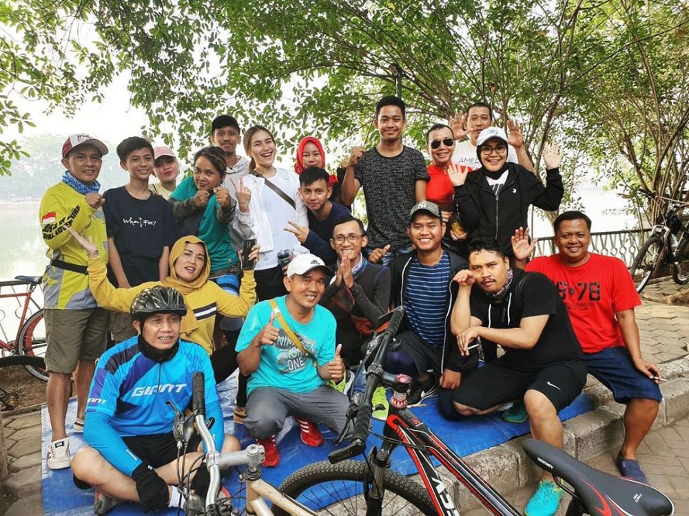 10 Momen kedekatan Ayu Ting Ting bareng tetangga, kompak