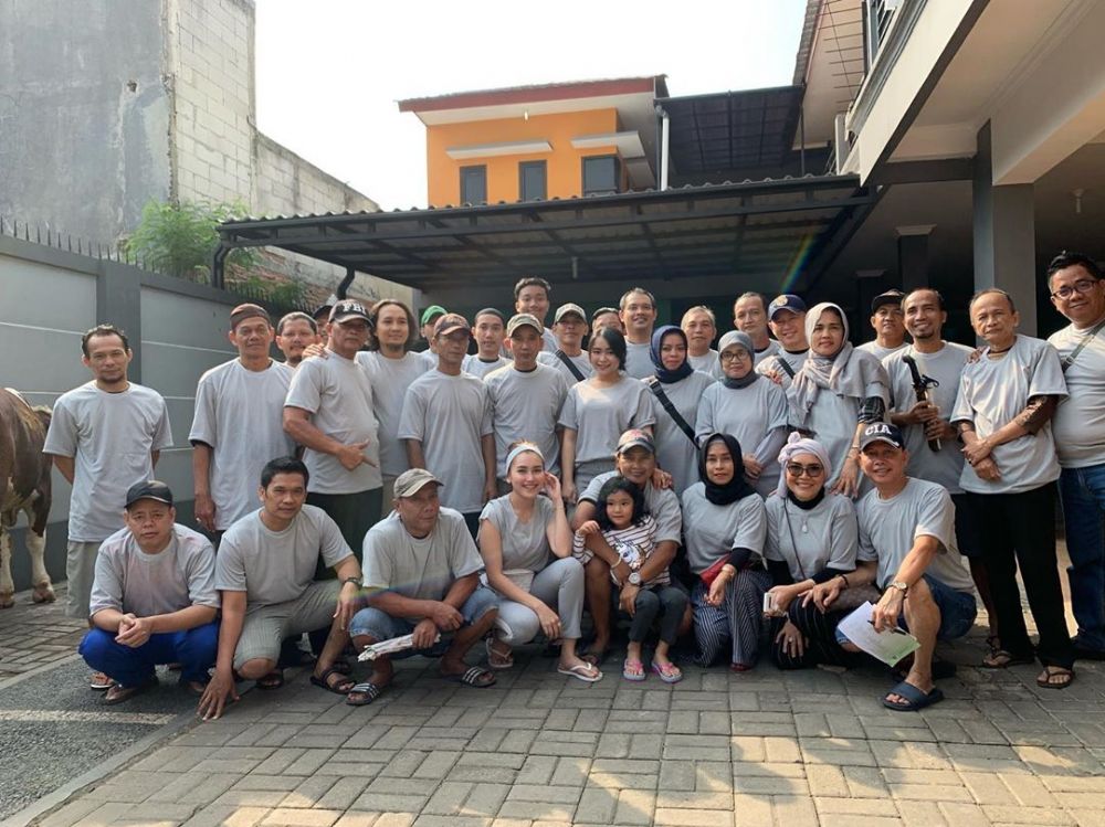 10 Momen kedekatan Ayu Ting Ting bareng tetangga, kompak