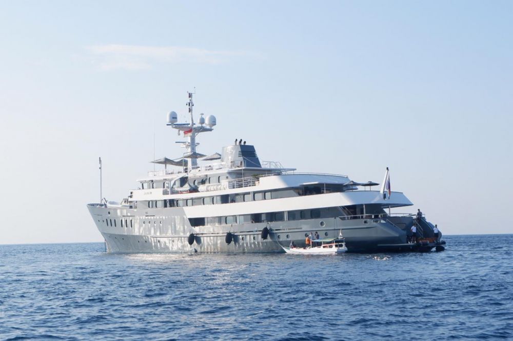 Sensasi menjelajahi Labuan Bajo dengan yacht bekas kapal perang