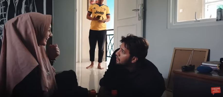 Beri kejutan Ammar Zoni, Irish Bella prank jatuh dari longboard