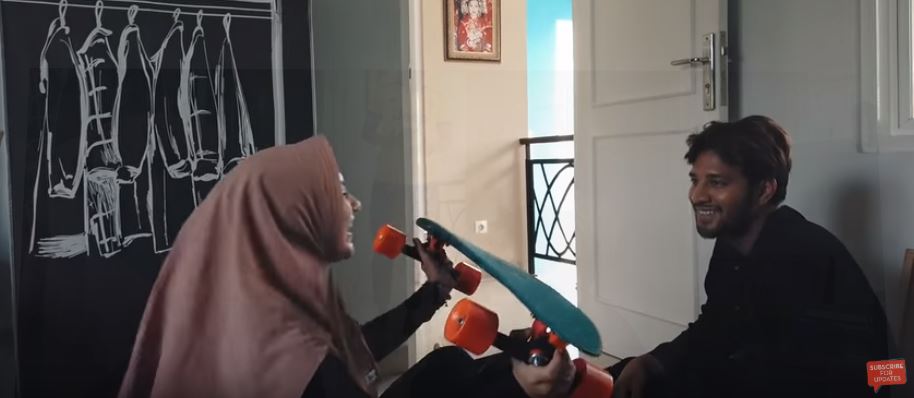 Beri kejutan Ammar Zoni, Irish Bella prank jatuh dari longboard