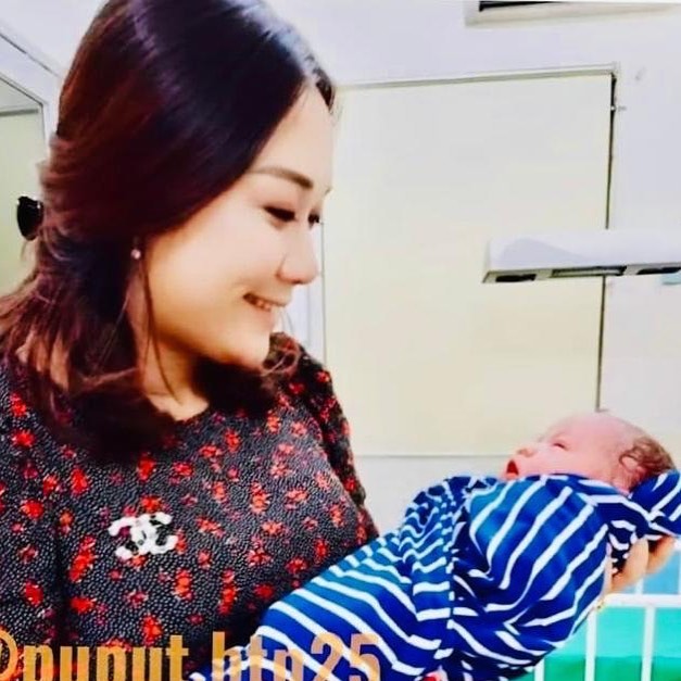 Viral foto Puput istri Ahok gendong bayi, ini faktanya